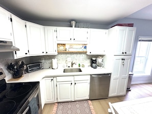Fridge, microwave, stovetop, dishwasher