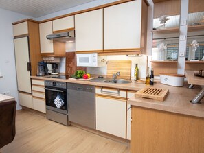 KĂŒhlschrank, Mikrowelle, Ofen, GeschirrspĂŒler
