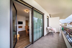 Outdoor dining - Apartment "Schnitzer - Löwenzahn" with Mountain View, Wi-Fi, Balcony & Garden (Rabland/Partschins)