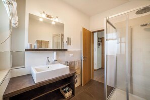 Douche, sèche-cheveux, serviettes fournies