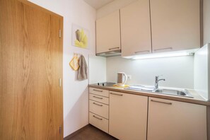 Fridge, microwave, oven, stovetop - Apartment "Schnitzer - Löwenzahn" with Mountain View, Wi-Fi, Balcony & Garden (Rabland/Partschins)