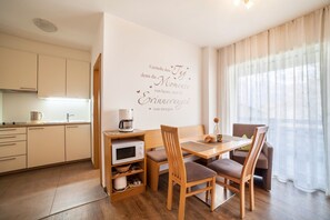 Dining - Apartment "Schnitzer - Löwenzahn" with Mountain View, Wi-Fi, Balcony & Garden (Rabland/Partschins)