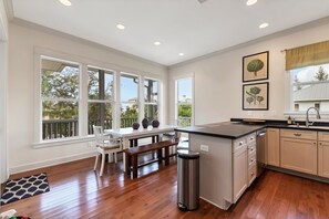 Frigorífico, microondas, placa de cocina y lavavajillas