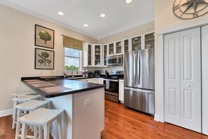 Fridge, microwave, stovetop, dishwasher