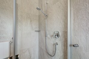 Shower, hair dryer, towels - Premium Apartment Hofer Sandra – Fast Internet, Free Parking (Niederdorf)