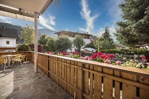 Outdoor dining - Premium Apartment Hofer Sandra – Fast Internet, Free Parking (Niederdorf)