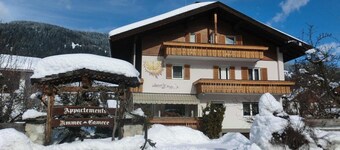 Appartamento "Hofer Sandra" con vista sulle montagne, Wi-Fi, terrazza e giardino
