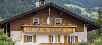 Appartamento "Hofer Heidi". Vista montagne, Wi-Fi, terrazza e giardino