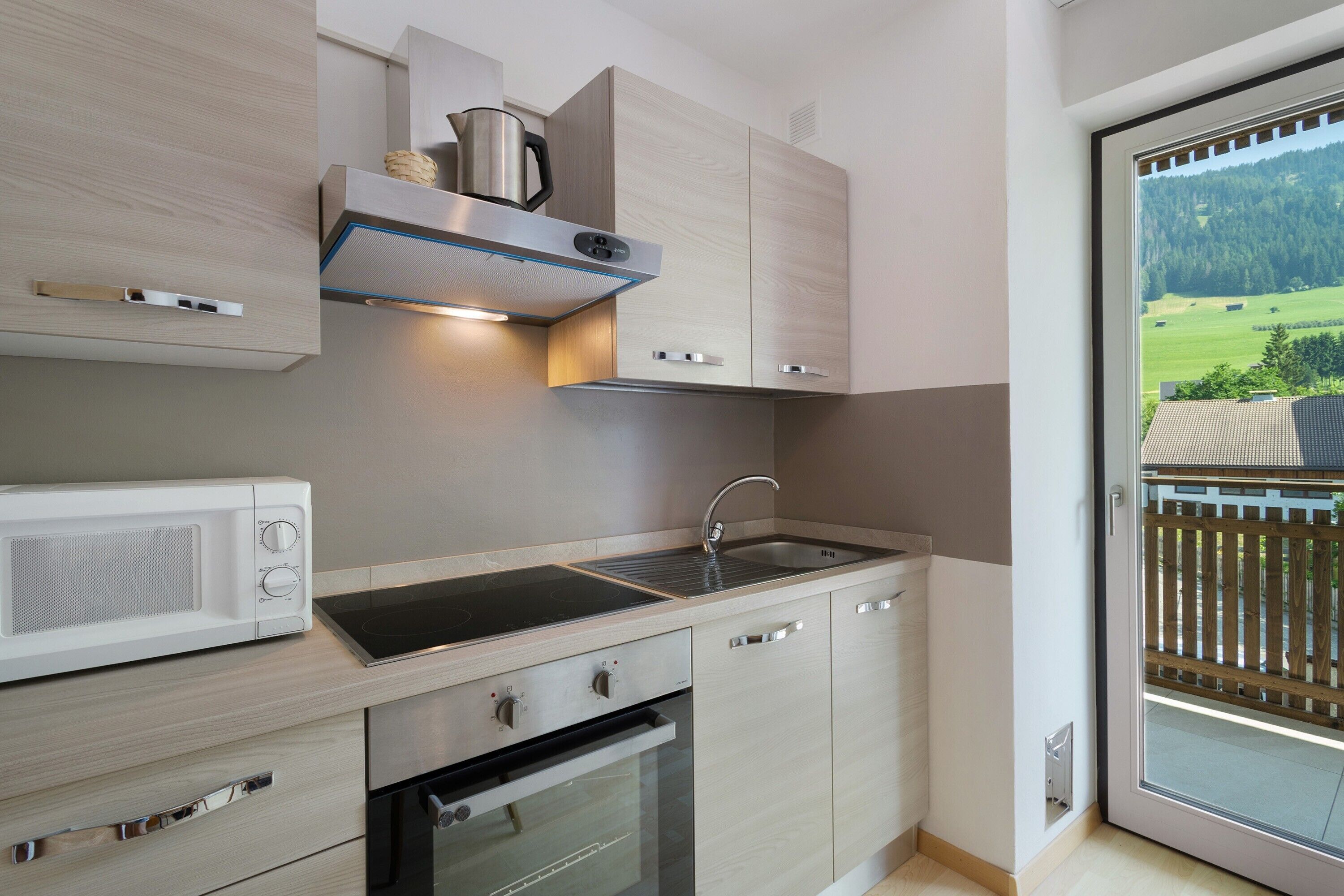 雪櫃、微波爐、焗爐、爐具