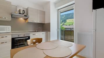 冰箱、微波炉、烤箱、炉灶