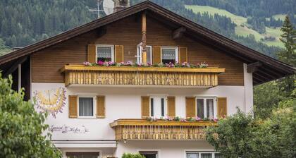 Apartment „Hofer Monika“ mit Bergblick, WLAN, Balkon und Garten