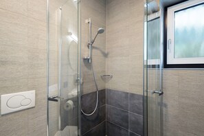 Shower, hair dryer, towels - Premium Apartment Hofer Maria – Fast Internet, Free Parking (Niederdorf)