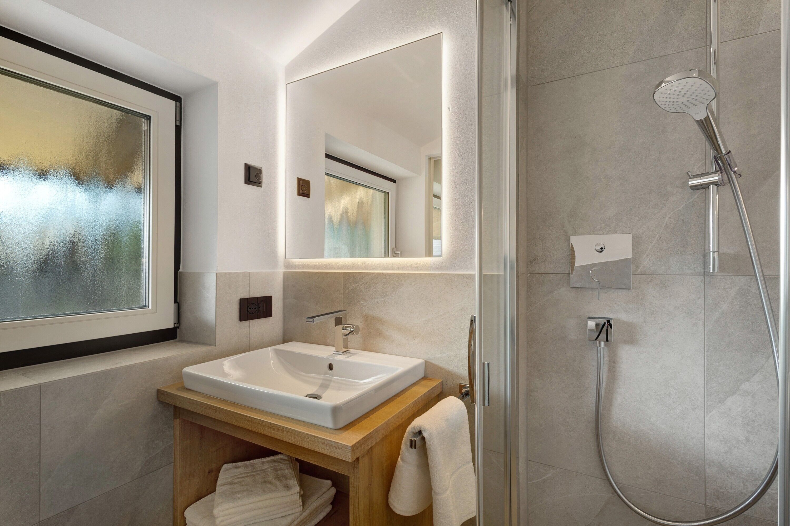 Shower, hair dryer, towels