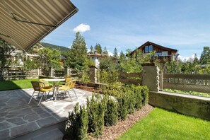 Outdoor dining - Premium Apartment Hofer Silena – Fast Internet, Free Parking (Niederdorf)