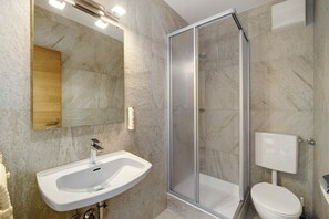 Douche, sèche-cheveux, serviettes fournies