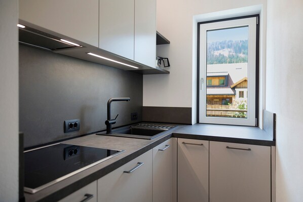 Frigorífico, microondas, placa de cocina y cafetera o tetera