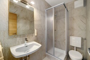 Chuveiro, secador de cabelo, toalhas de banho 