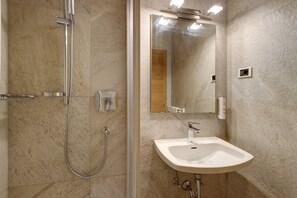 Shower, hair dryer, towels - Premium Apartment Hofer Barbara – Fast Internet, Free Parking (Niederdorf)