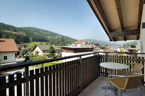 Outdoor dining - Apartment "Hofer Marianna" with Mountain View, Wi-Fi, Balcony and Garden (Niederdorf)