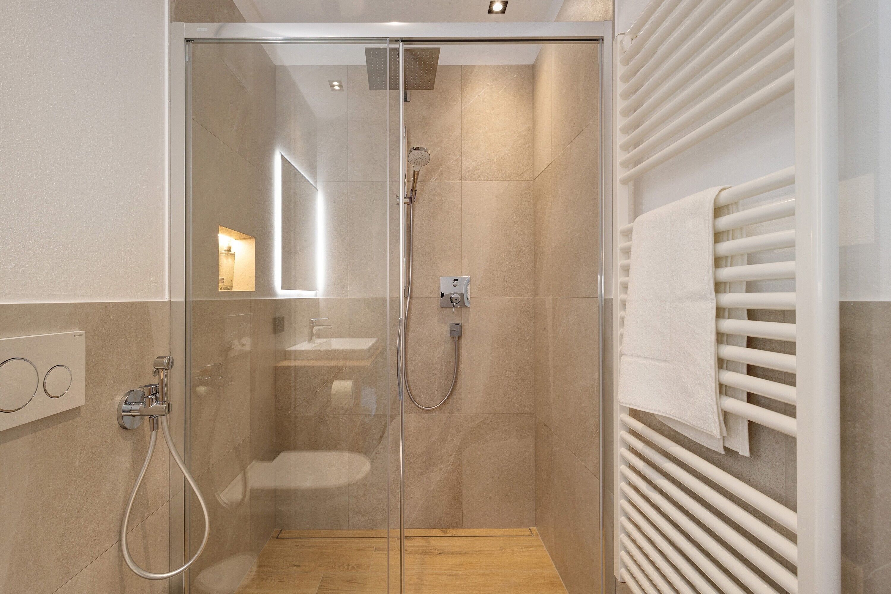 Douche, sèche-cheveux, serviettes fournies