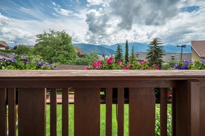 Property grounds - Apartment "Haus Adler" with Mountain View, Wi-Fi, Garden and Balcony (Meransen)