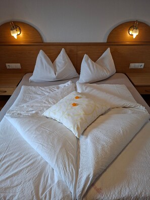 4 bedrooms, free WiFi, bed sheets - Apartment "Haus Adler" with Mountain View, Wi-Fi, Garden and Balcony (Meransen)