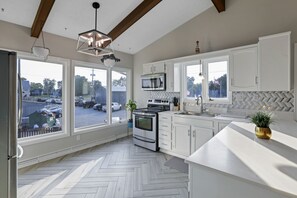 Fridge, microwave, oven, stovetop - Waterfront House with Private Dock on Buckeye Lake (Buckeye Lake)