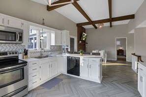 Jääkaappi, mikroaaltouuni, uuni, liesi