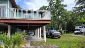 Une maison à deux étages dotée d’un balcon, d’un porche couvert et d’une allée.