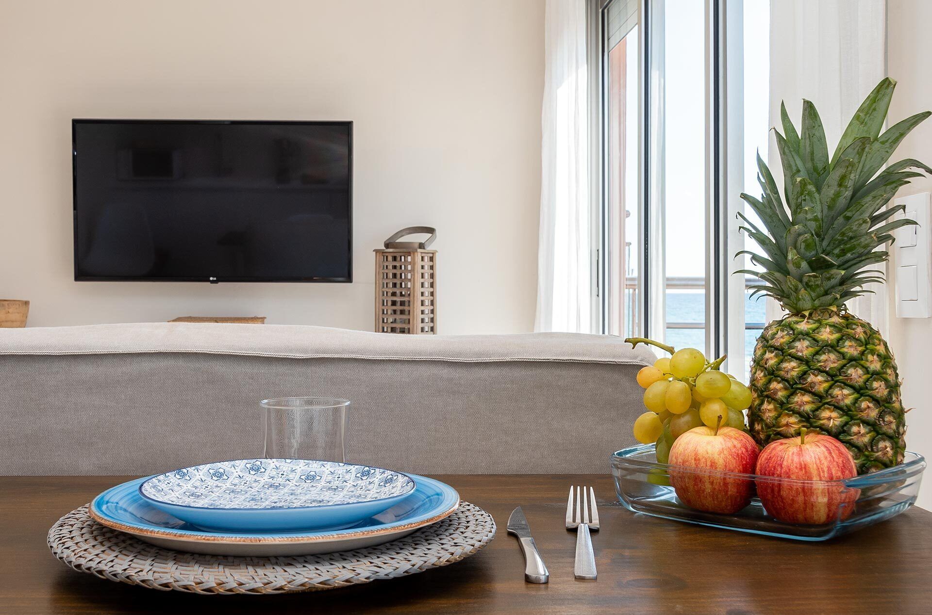 Een televisie en een open haard