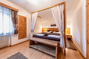 1 bedroom, free WiFi, bed sheets - Holiday Apartment "Florerhof Lavendel" with Mountain View, Sauna, Wi-Fi & Garden (Völs am Schlern)