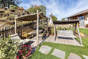 Outdoor dining - Holiday Apartment "Florerhof Lavendel" with Mountain View, Sauna, Wi-Fi & Garden (Völs am Schlern)