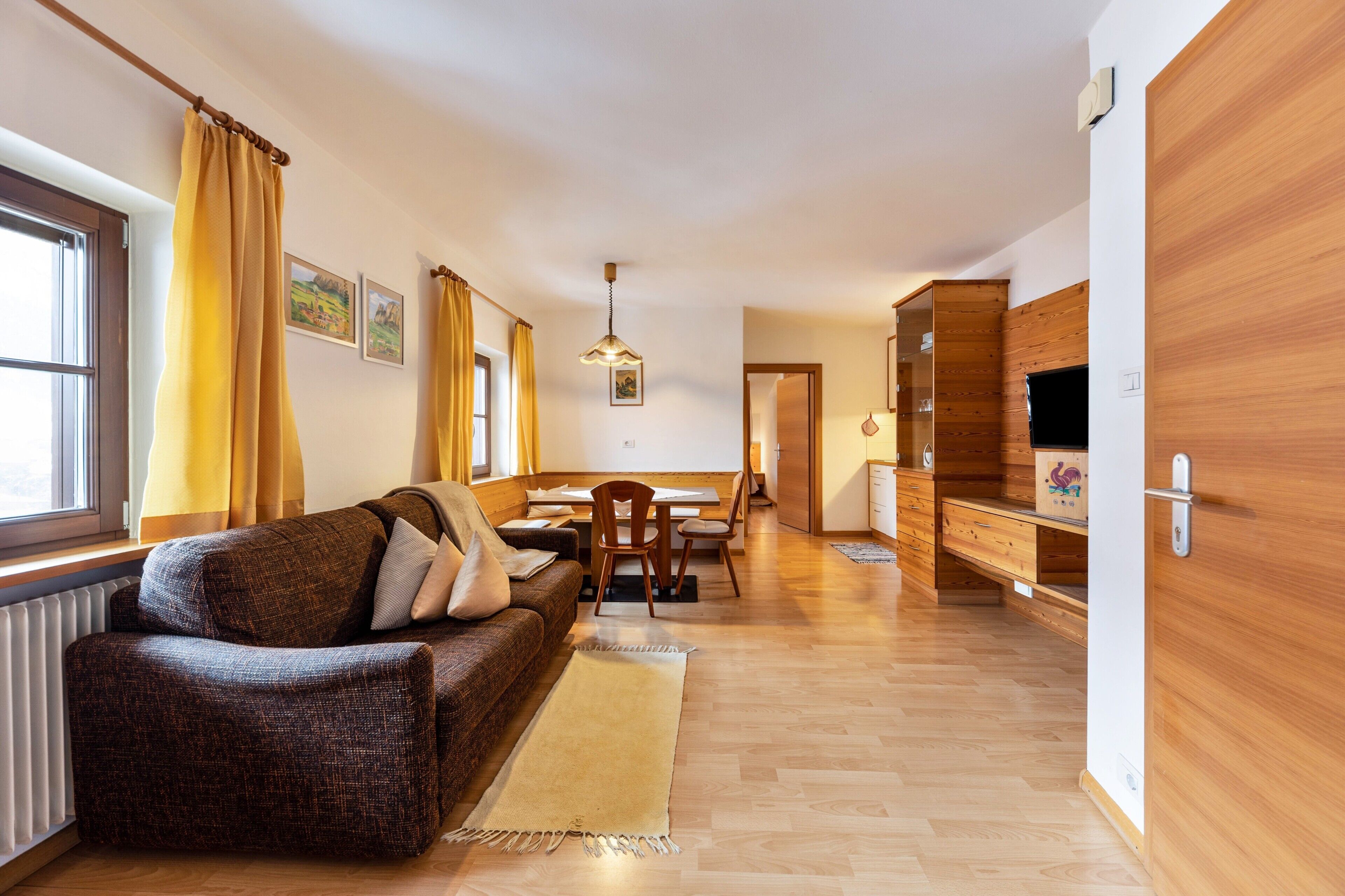 TV, mesa de pingue-pongue