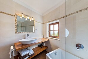 Badewanne, Haartrockner, Handtücher