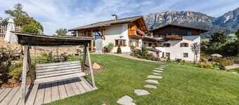 Holiday Apartment "Florerhof Flieder" with Mountain View, Sauna, Wi-Fi & Garden