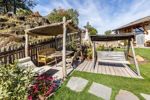 Outdoor dining - Holiday Apartment "Florerhof Ferienwohnung Rose" with Mountain View, Sauna & Garden (Völs am Schlern)