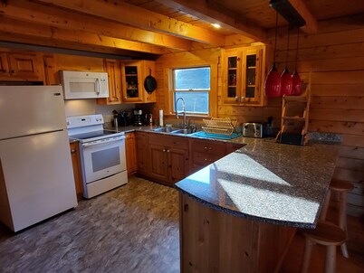 Sunset Cabin by the Sea: Log cabin w/ stunning ocean views. Unwind in paradise!