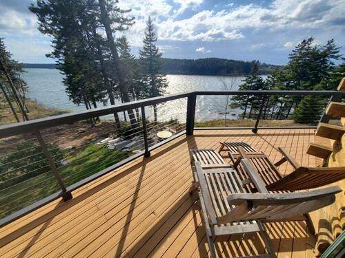 Sunset Cabin by the Sea: Log cabin w/ stunning ocean views. Unwind in paradise!