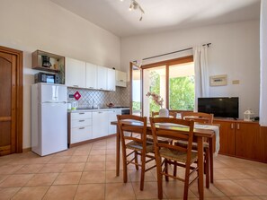 Réfrigérateur, micro-ondes, four, grille-pain