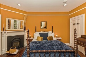 2 quartos, escrivaninha, ferros/tábuas de passar roupa, berço de viagem