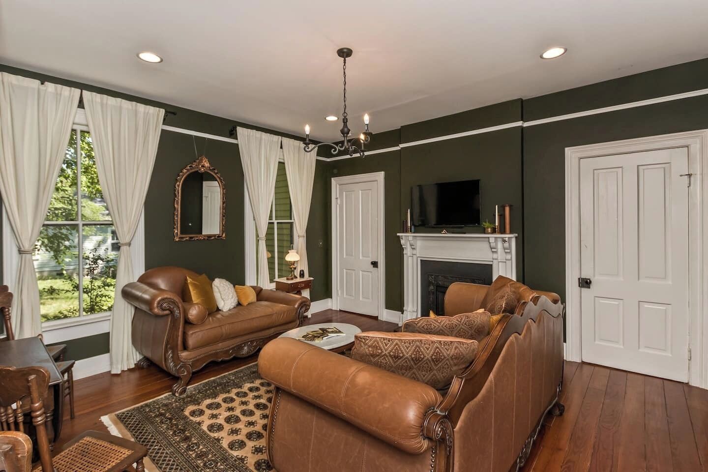 スマートテレビ、暖炉、スマートスピーカー、書斎 / ワークスペース