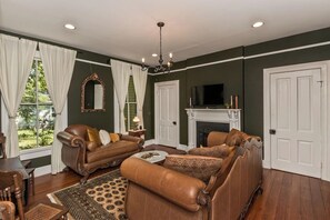 Smart TV, fireplace, smart speakers, offices - Historic Cottage in Montford | Walk to Downtown (Asheville)