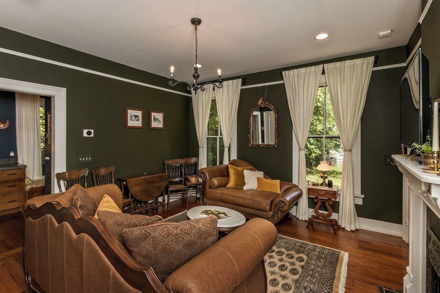 Een smart-tv, een open haard, slimme speakers en een kantoor