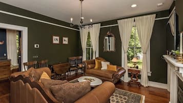 Een smart-tv, een open haard, slimme speakers en een kantoor