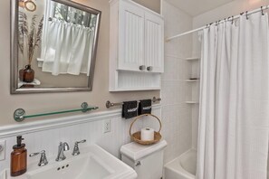 Ensemble douche/baignoire, sĂšche-cheveux, serviettes fournies