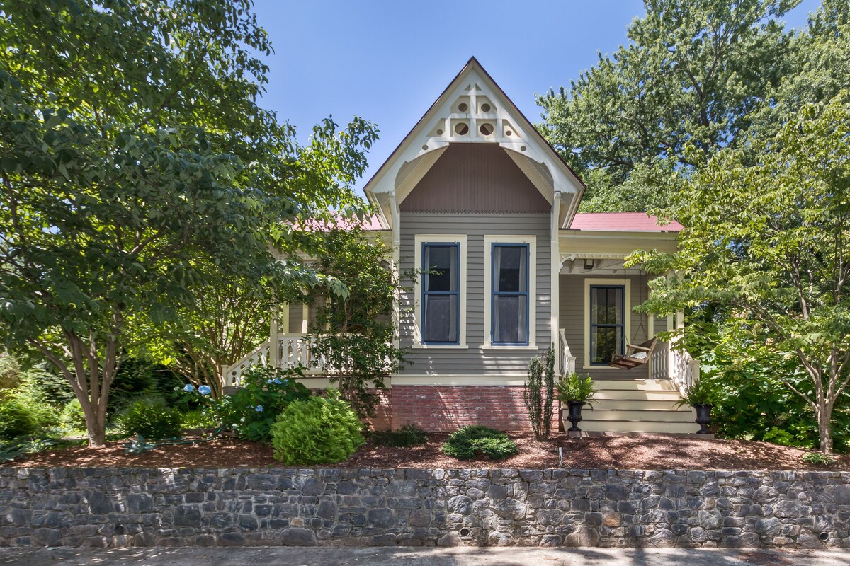 Historical Award Winning Cottage in Montford •2 Blocks to Downtown•