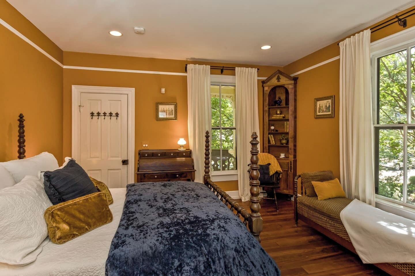 2 室のベッドルーム、デスク、アイロン / アイロン台、旅行用ベビーベッド