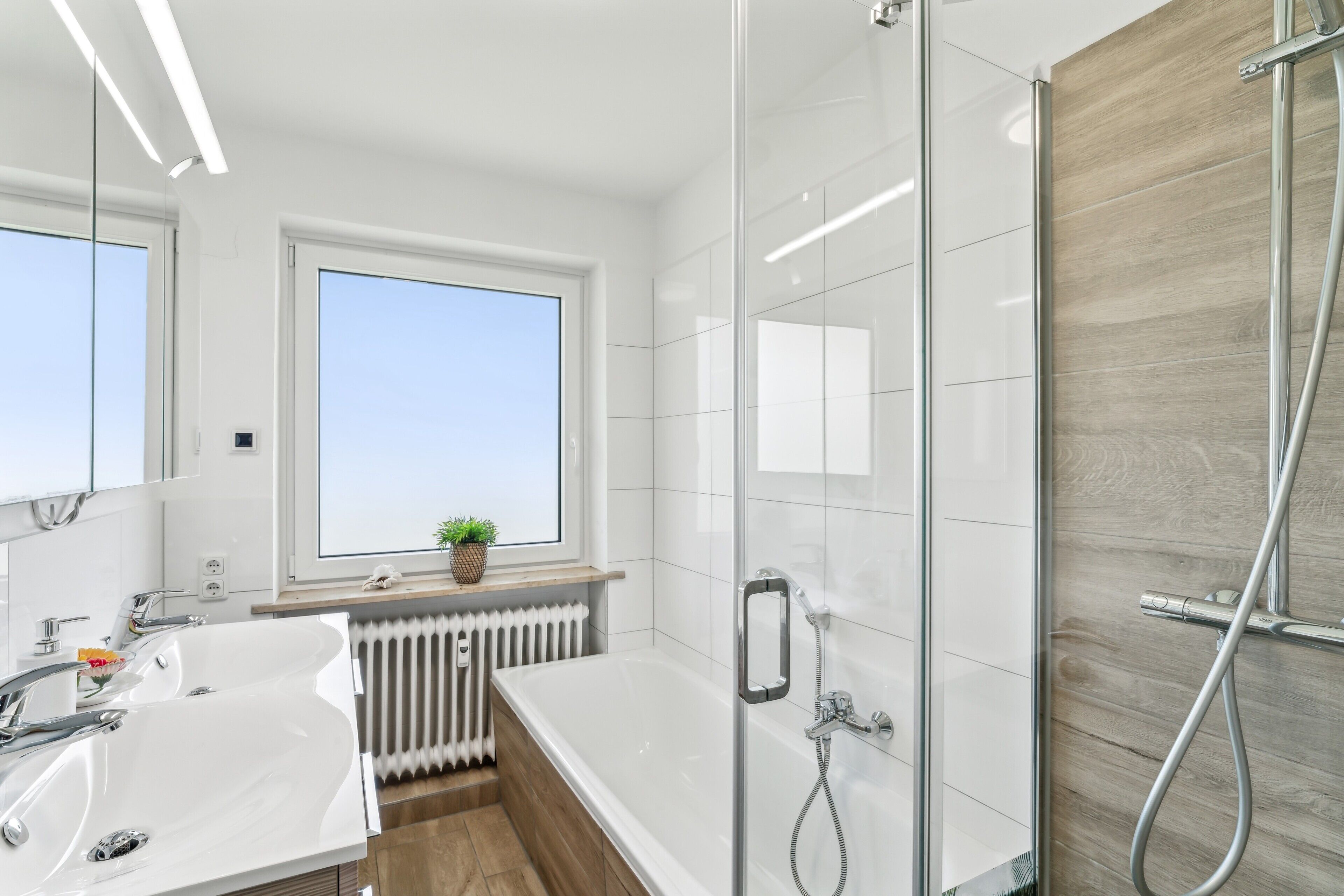 Badewanne, Haartrockner, Handtücher