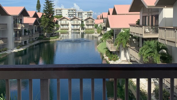 A resort with multiple buildings, a central water feature, and a clear sky. - Our house at the beach Most see<br>At siesta key  (Siesta Key)