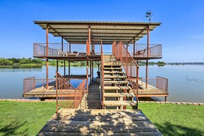 Property grounds - Granbury Lakefront Escape w/ Boat Dock & Slip! (Granbury)